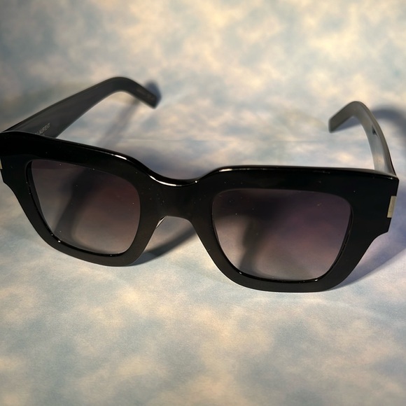 Saint Laurent - Picture 1 of 6